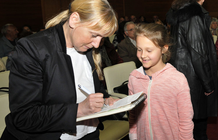 Среща на Елена Йончева с гражданите на Харманли в Културния център на града