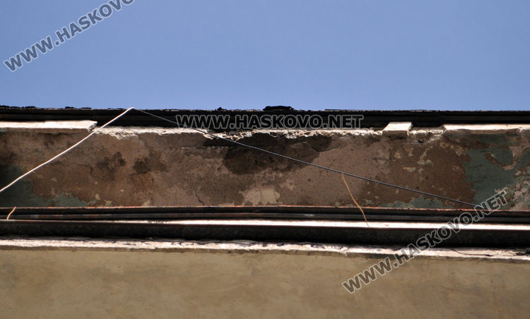 Внимание: Мазилка и отломки падат от високите етажи