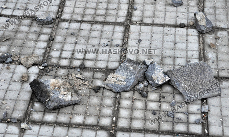 Внимание: Мазилка и отломки падат от високите етажи