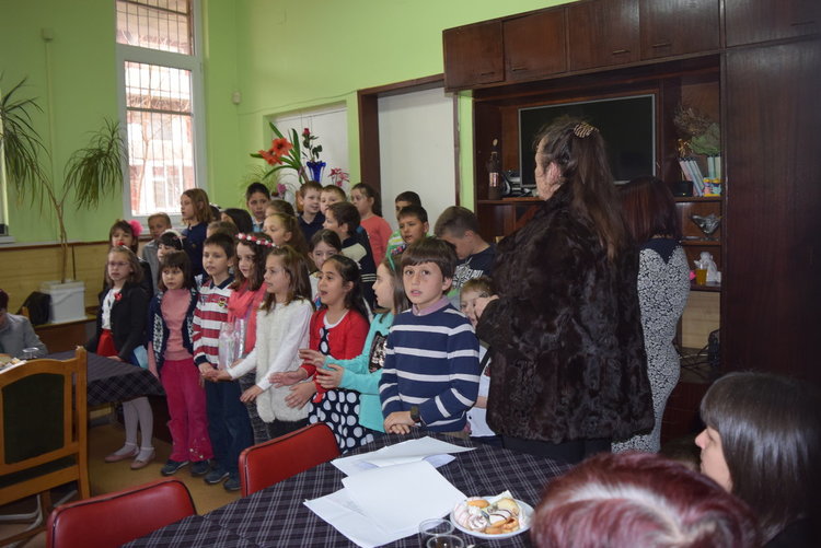 Жените с увреждания отпразнуваха Осми март,гостуваха им деца от СУ„Йордан Йовков“