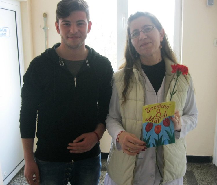 Жест към работещите в Детско отделение направиха десетокласници от СУ "Любен Каравелов"