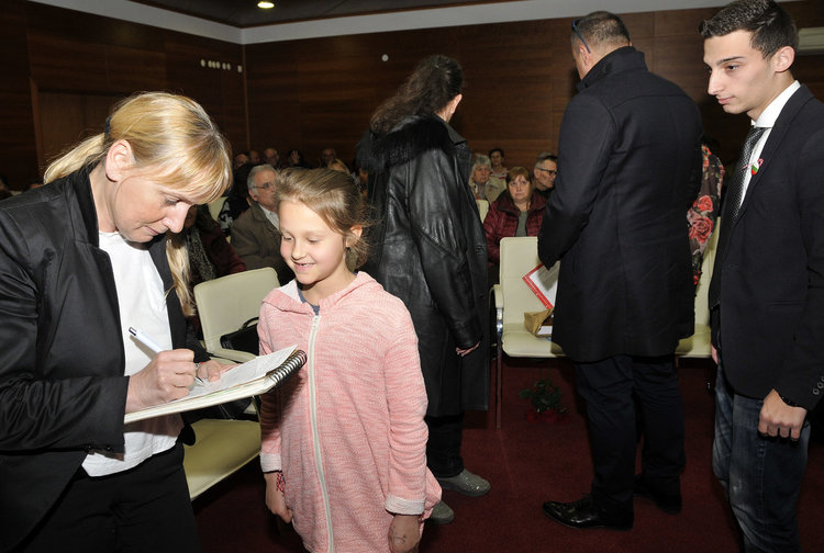 Среща на Елена Йончева с гражданите на Харманли в Културния център на града