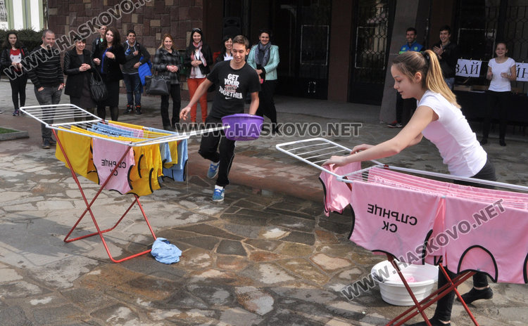 Трима куражлии се качиха на токчета, момчета гримират момичета