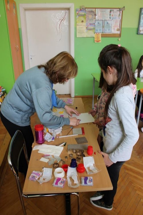 Алековци изработиха бижута за празника на жената