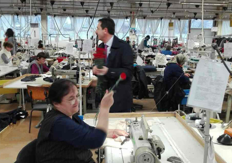 Кметът на Кирково Шинаси Сюлейман дари дамите в общината с цветя и подаръци