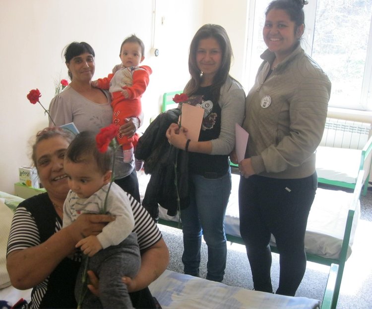 Цветя и картички получиха жените в отделението