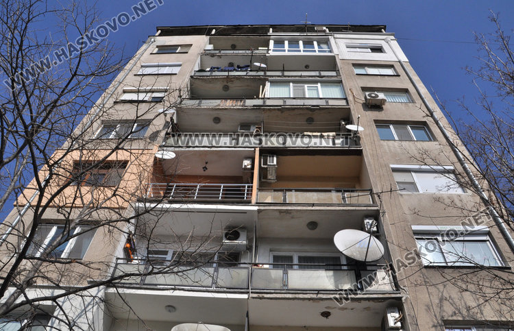 Внимание: Мазилка и отломки падат от високите етажи