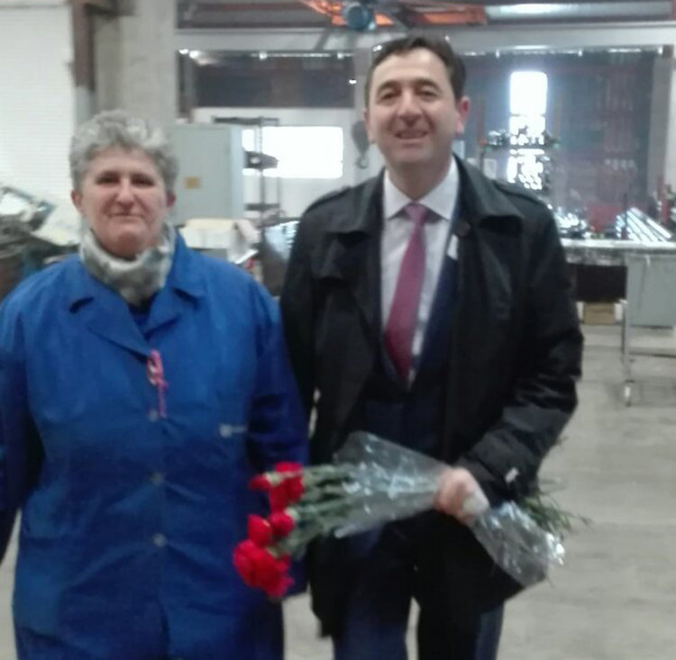 Кметът на Кирково Шинаси Сюлейман дари дамите в общината с цветя и подаръци