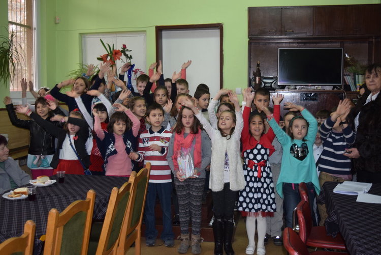 Жените с увреждания отпразнуваха Осми март,гостуваха им деца от СУ„Йордан Йовков“