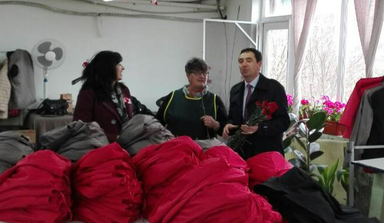 Кметът на Кирково Шинаси Сюлейман дари дамите в общината с цветя и подаръци