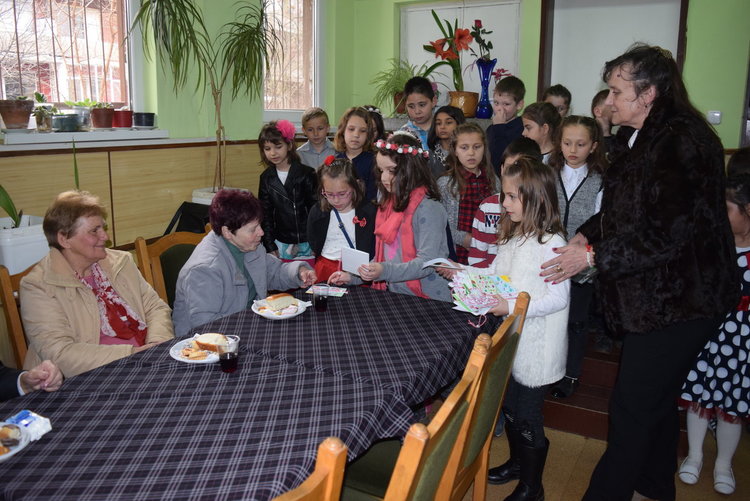 Жените с увреждания отпразнуваха Осми март,гостуваха им деца от СУ„Йордан Йовков“