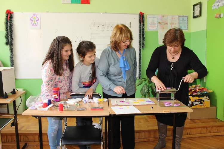 Накитите бяха изработени от полимерна глина и бяха предназначени за майките