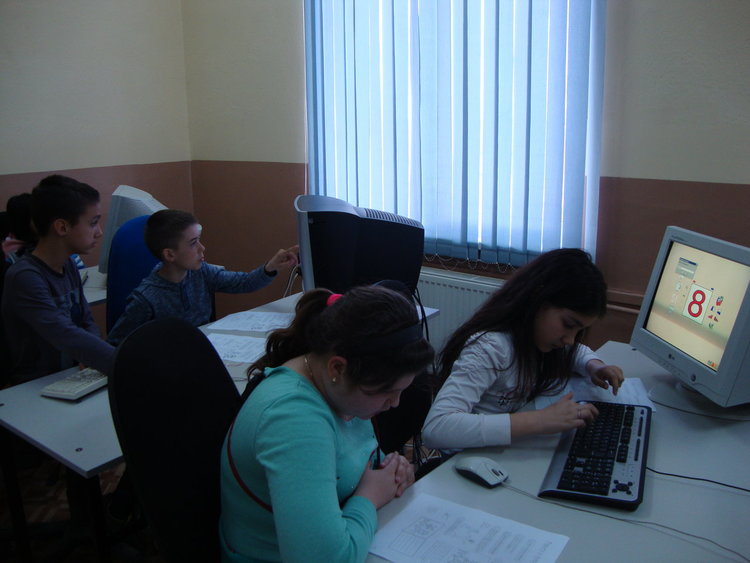 Деца изработиха и подариха на майките си компютърни катички