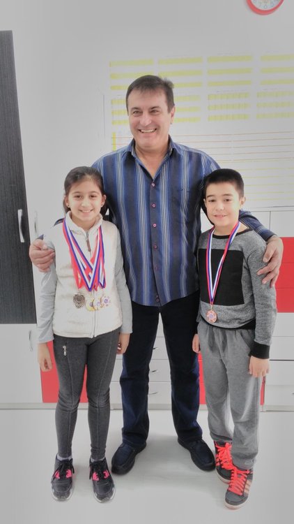 Славейковци зарадваха директора си с медали от международен карате турнир