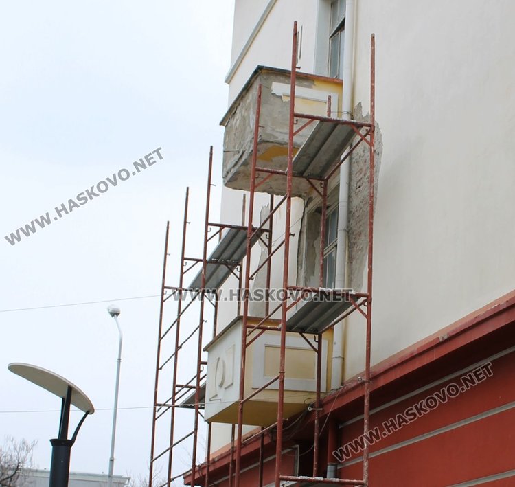Взеха мерки срещу рушащата се мазилка на театъра в Димитровград