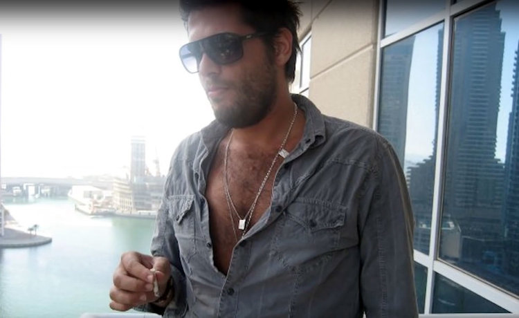 Защо милионер на 30 г. заряза всичко и живее във ван (видео)