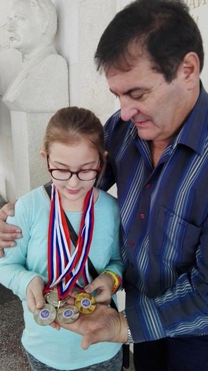 Славейковци зарадваха директора си с медали от международен карате турнир