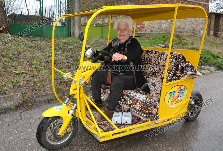 76-годишна яхна електрическа триколка, кара без книжка