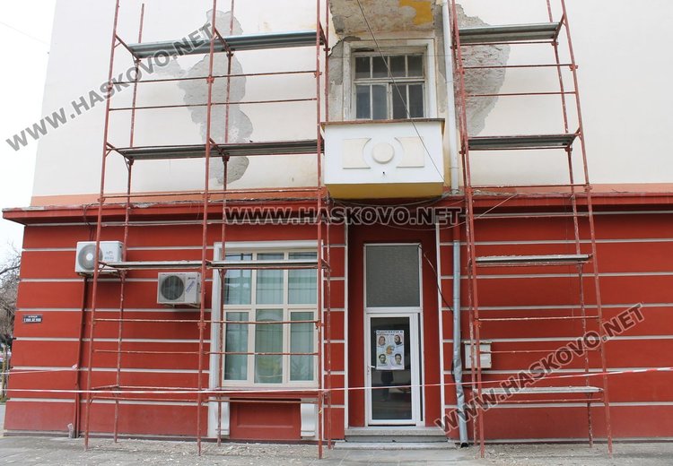 Взеха мерки срещу рушащата се мазилка на театъра в Димитровград