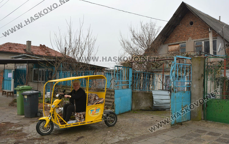 76-годишна яхна електрическа триколка, кара без книжка