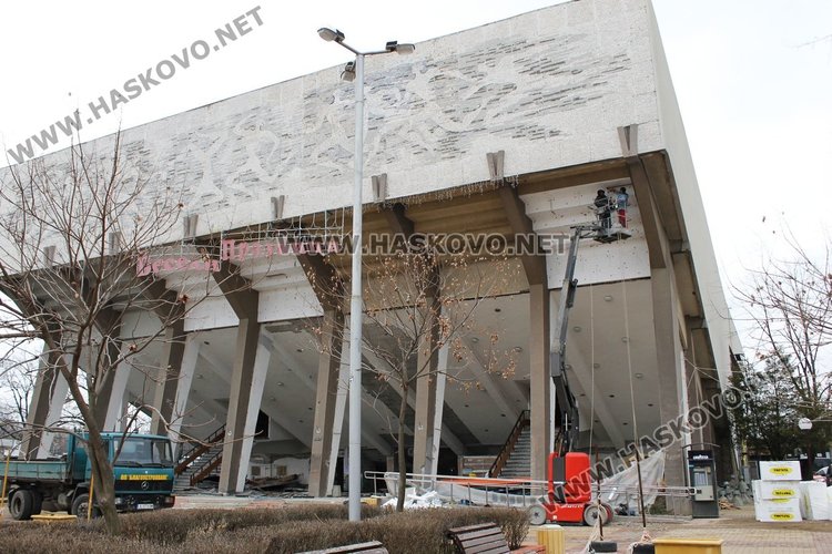 Ремонтът на Спортна зала "Младост" стартира и отвън
