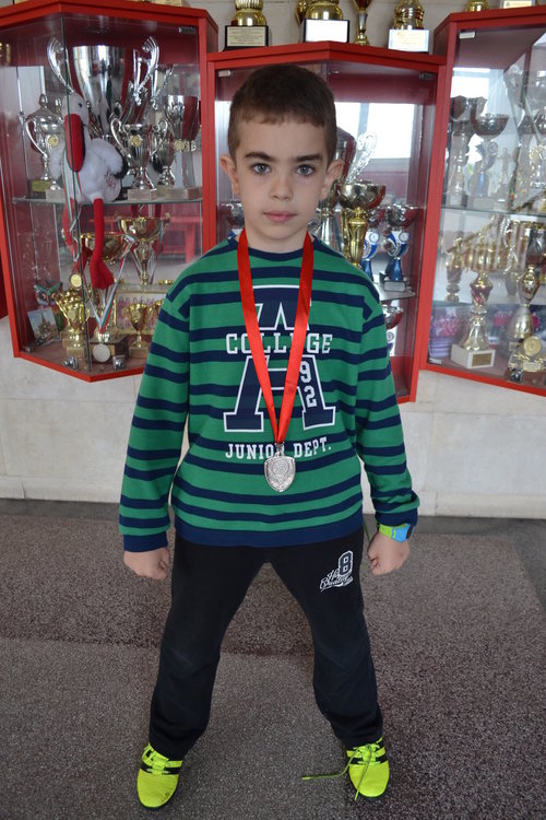 Славейковци зарадваха директора си с медали от международен карате турнир