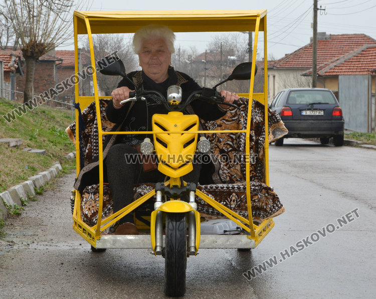 76-годишна яхна електрическа триколка, кара без книжка