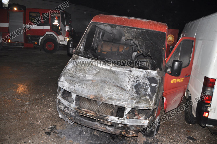 Хлебарски бус пламна в Хасково, фирмата опожарявана за пореден път