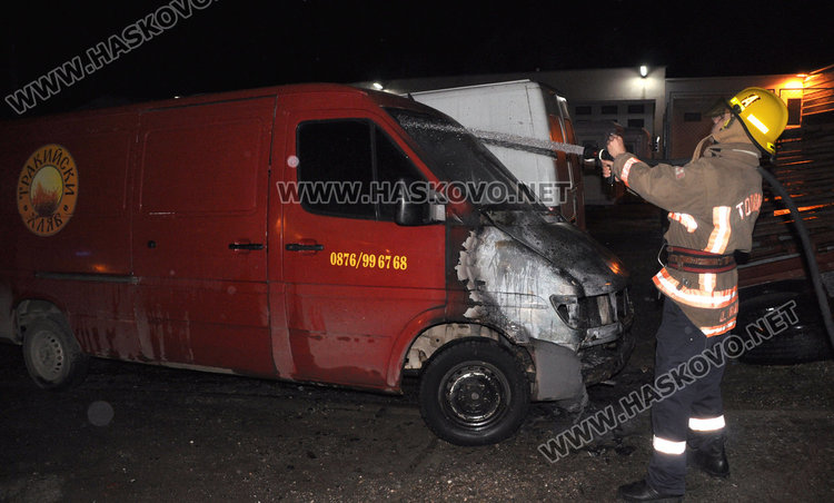 Хлебарски бус пламна в Хасково, фирмата опожарявана за пореден път