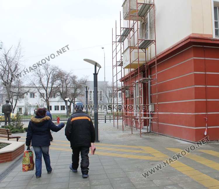 Мерки срещу рушащата се мазилка от фасадата на театъра в Димитровград бяха предприети преди ден