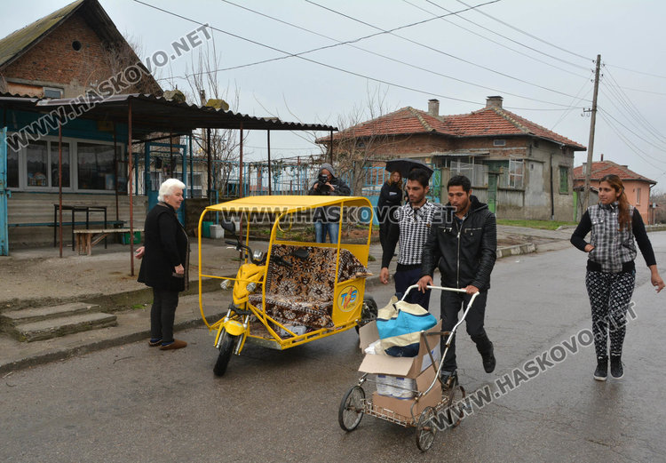 76-годишна яхна електрическа триколка, кара без книжка