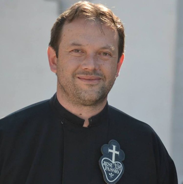 Отец Кортези, който приюти бежанци си тръгва от България