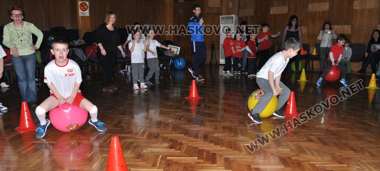100 деца в турнир „Най-малките слънца на Хасково“