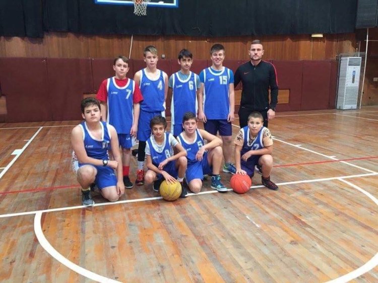 Отборът по баскетбол се класира на второ място