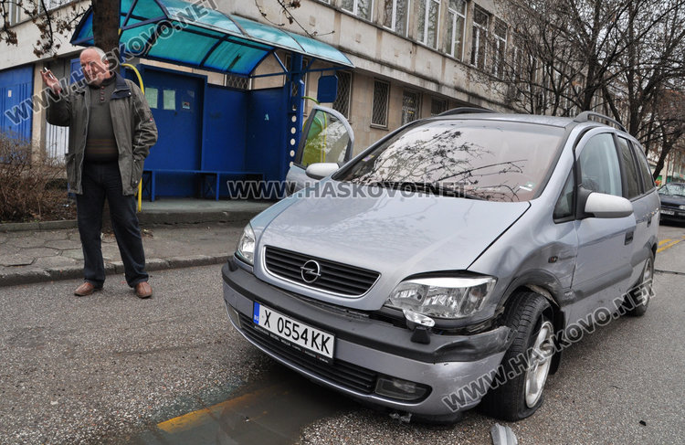 Мерцедес от Нова Загора засече хасковски Опел до „Лебеда“