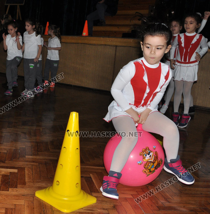 100 деца в турнир „Най-малките слънца на Хасково“