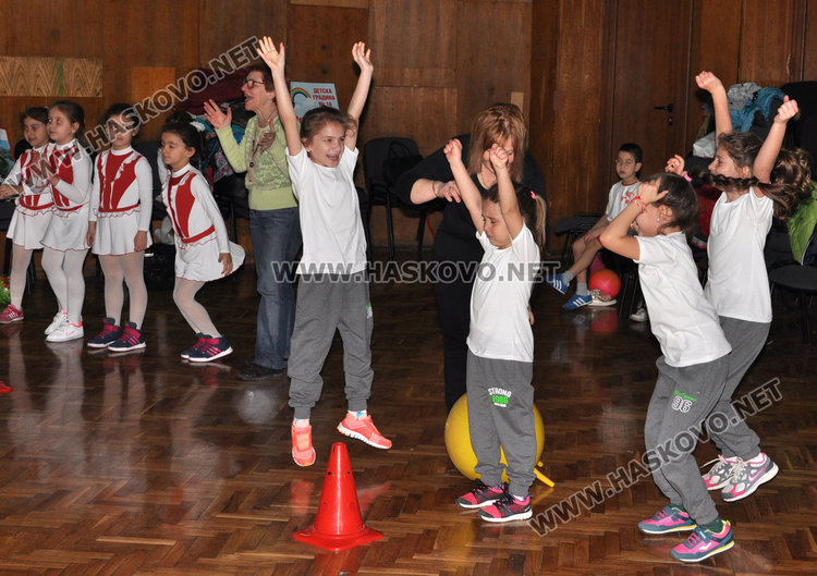 100 деца в турнир „Най-малките слънца на Хасково“
