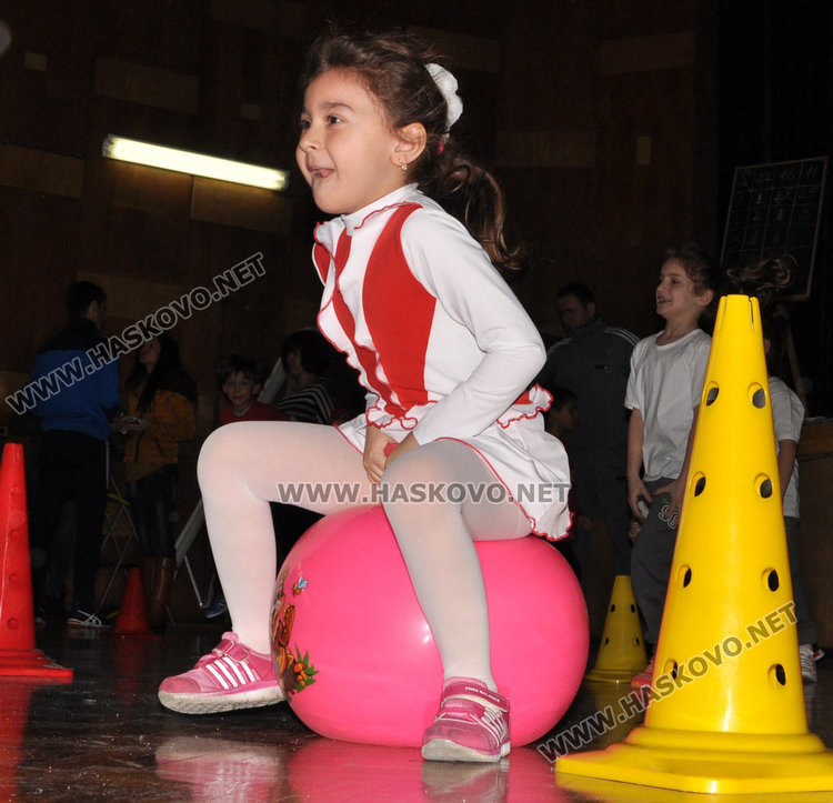 100 деца в турнир „Най-малките слънца на Хасково“
