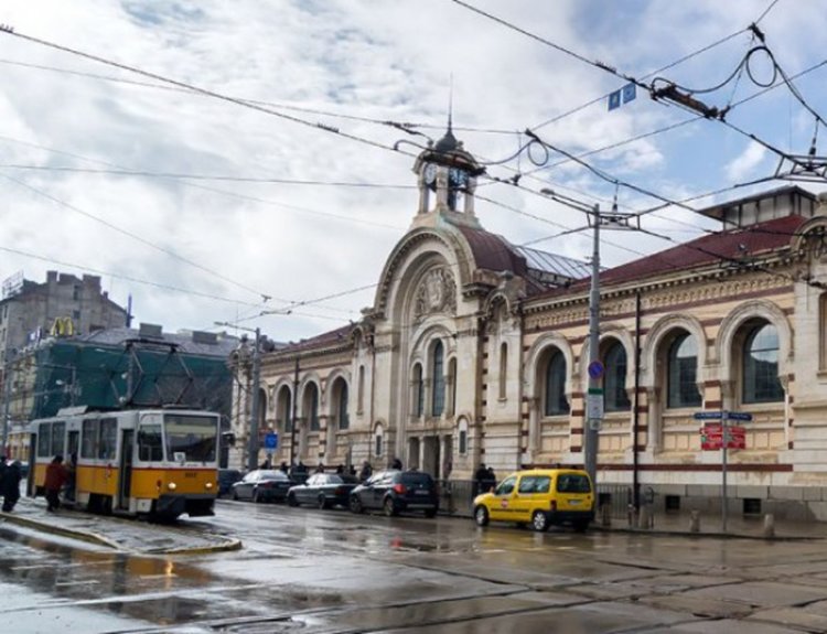 Евакуираха Халите в столицата заради течност с остра миризма 