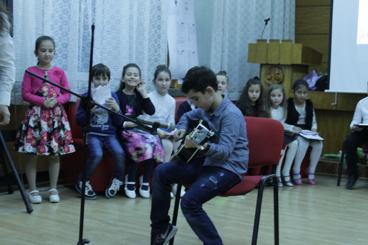 Песни на шест езика звучаха в „Славейков”