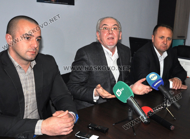 ДПС и ДОСТ се сбиха в Баните, кандидат-депутат с белезници