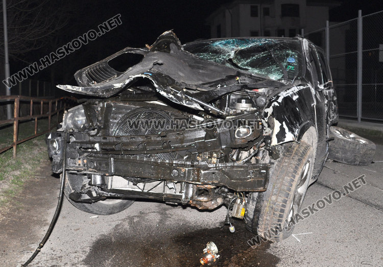 Джип отнесе два стълба. Очевидци твърдят, че шофьорът  бил пиян