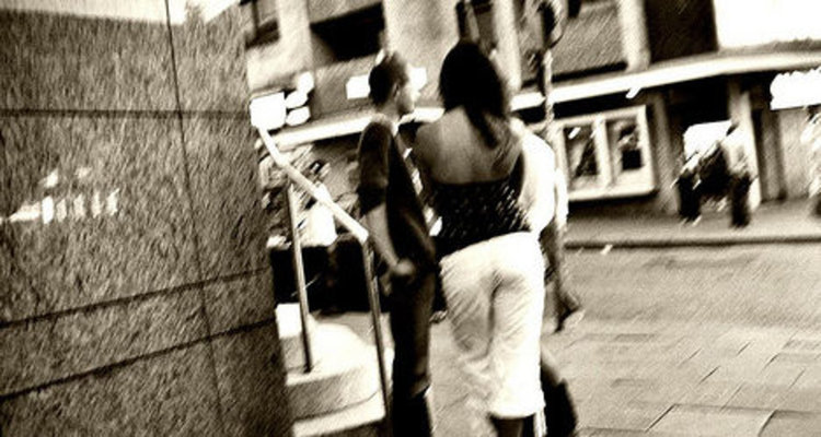 Спасиха 16-годишно момиче, обявили за продан девствеността му