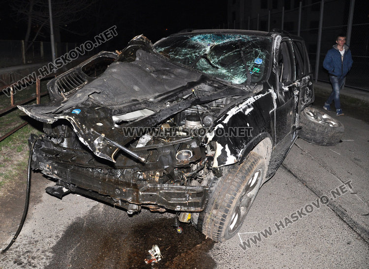 Джип отнесе два стълба. Очевидци твърдят, че шофьорът  бил пиян