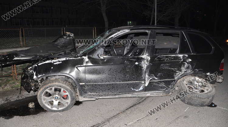 Джип отнесе два стълба. Очевидци твърдят, че шофьорът  бил пиян