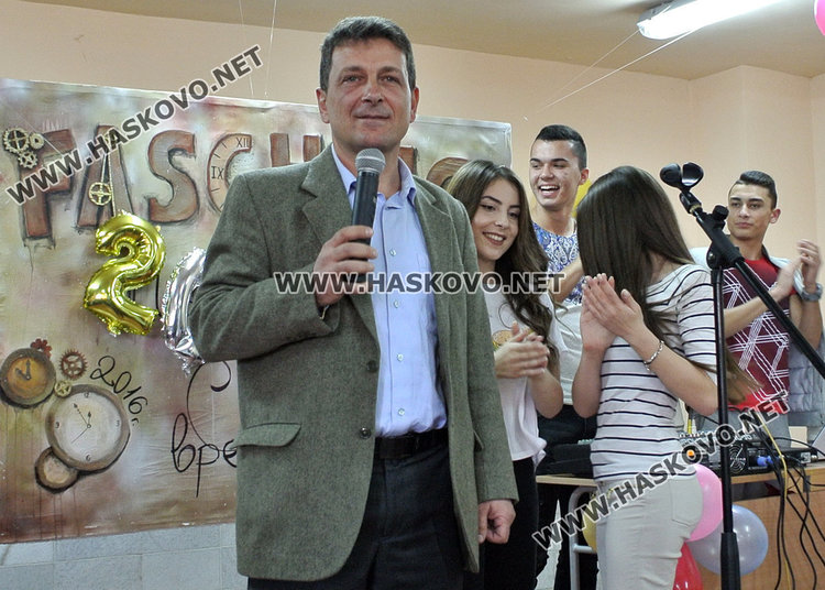 Директорът на Езиковата гимназия Деян Янев