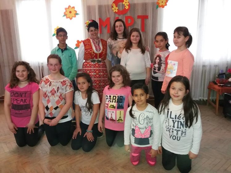 Деца от Искра зарадваха майките си с концерт