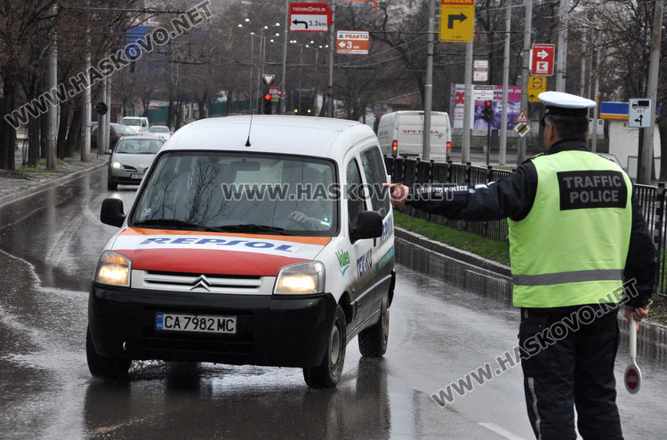 KAT с акция за колани, двама от 10 в нарушение