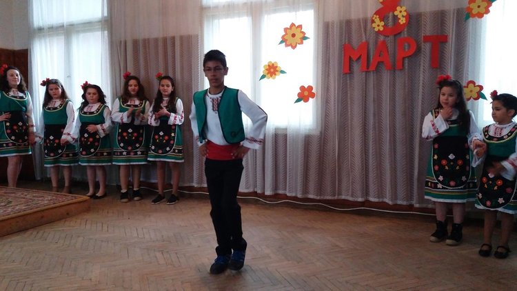 Деца от Искра зарадваха майките си с концерт