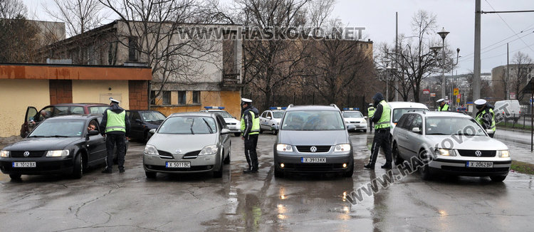 KAT с акция за колани, двама от 10 в нарушение